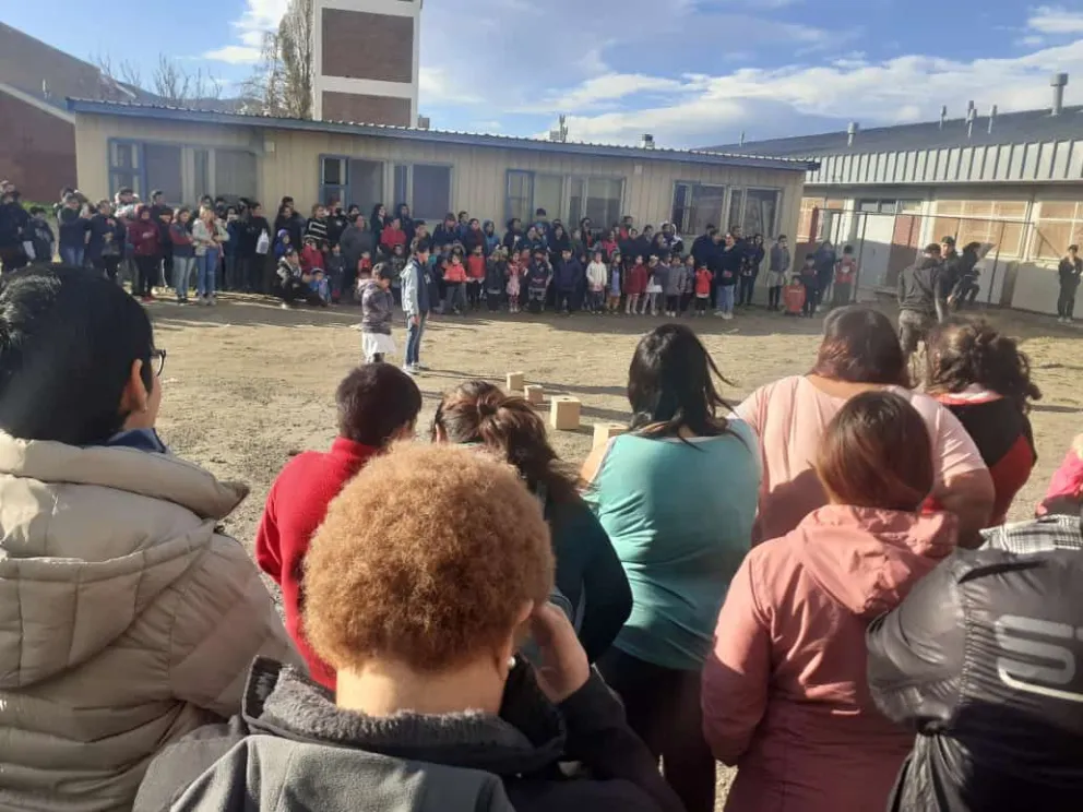 La Policía tuvo una jornada de integración junto a la comunidad educativa de la Escuela Nº183