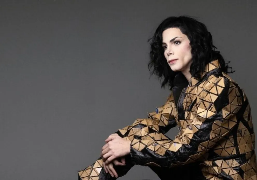 Agredieron al imitador de Michael Jackson tras confundirlo con Felipe Pettinato