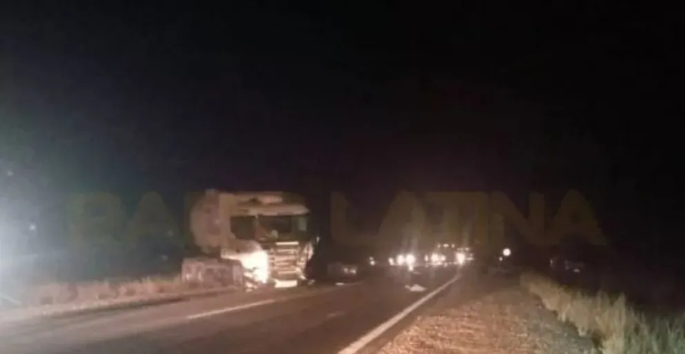 Un choque frontal entre un camión y una camioneta dejó un saldo desolador  