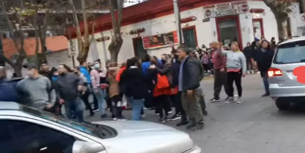 |VIDEO| ¡Un horror! Niña embestida por una camioneta a la salida de la escuela en Florencio Varela
