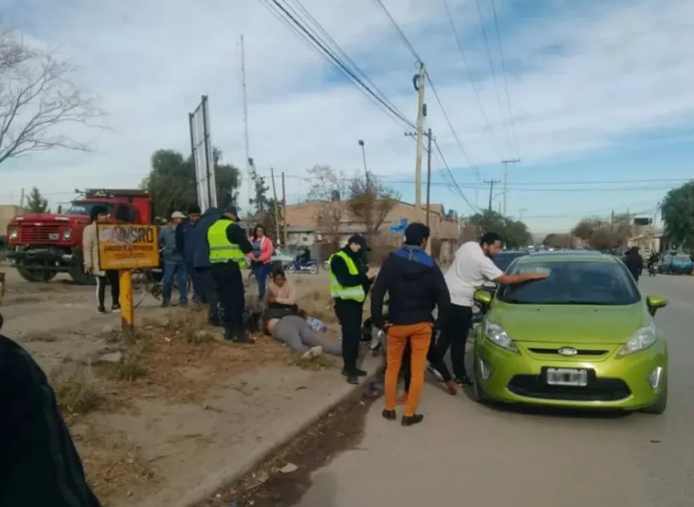 Relato salvaje: chocaron, se pelearon y le reventó el parabrisas con el casco