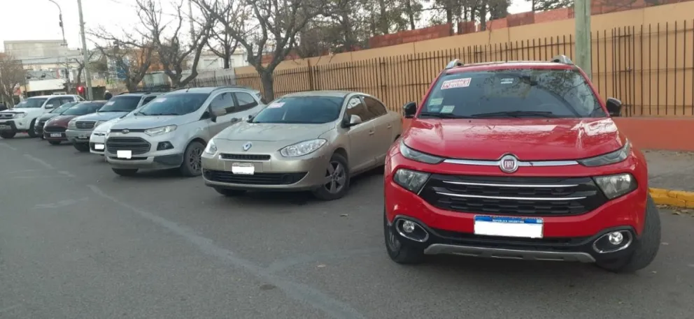 Problemas para varios automovilistas por estacionar en un lugar prohibido en Viedma