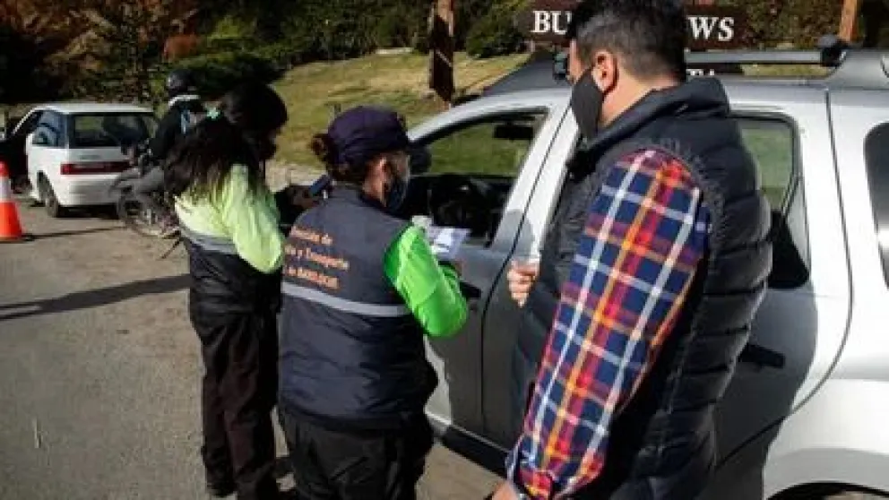 Padres piden que no los multen por estacionar en doble fila