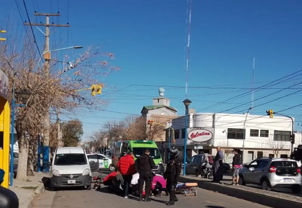 El choque de cada día en una calle muy transitada