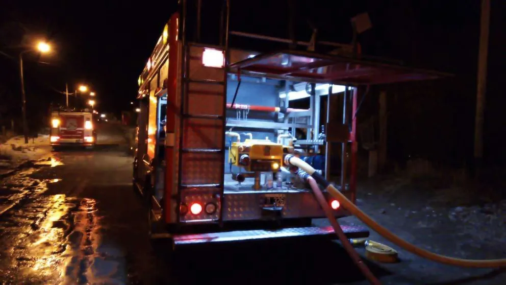 Un galpón quedó destruido tras un voraz incendio en el barrio La Cascada