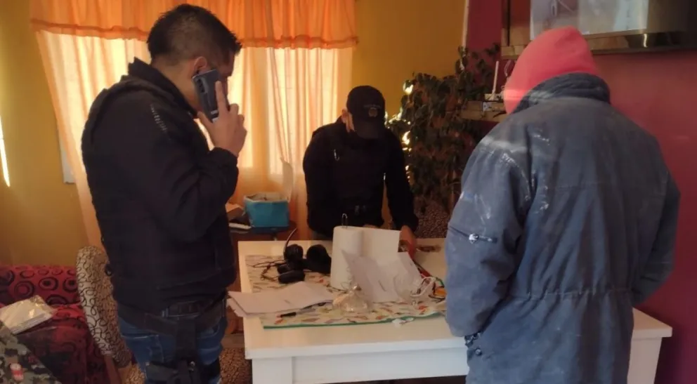 Fueron por un televisor y secuestraron un arma de fuego y teléfonos celulares