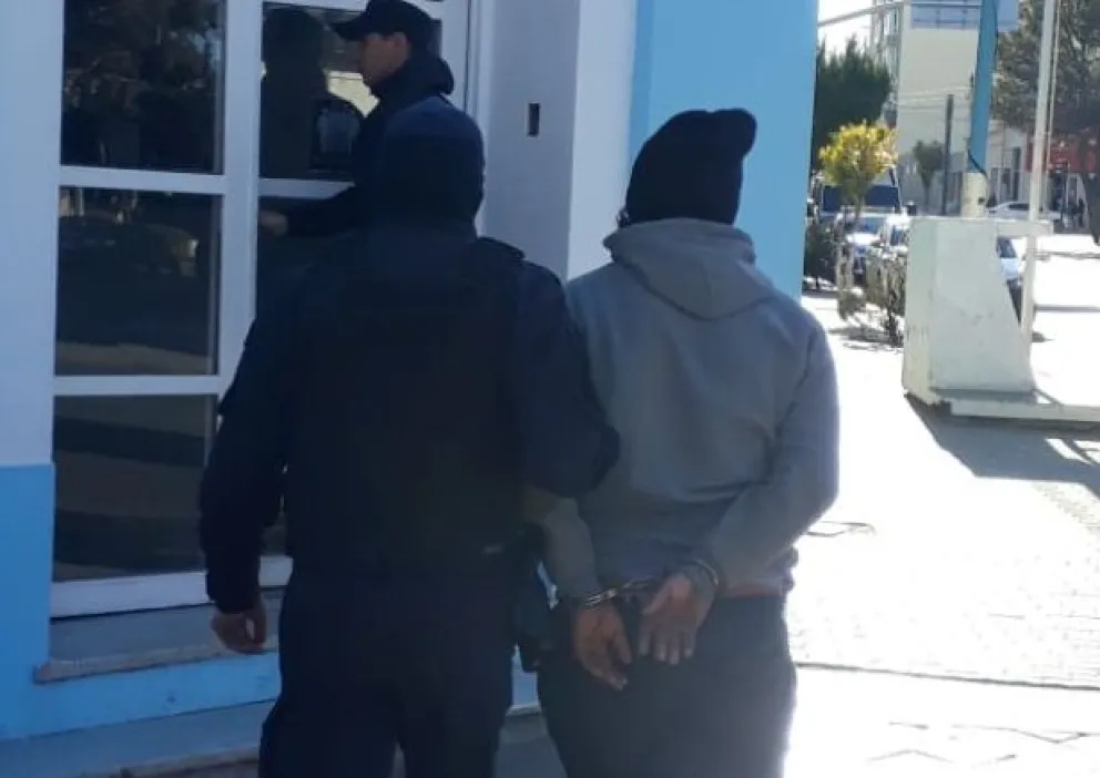 Tenía pedido de captura y lo encontraron caminando por el centro 