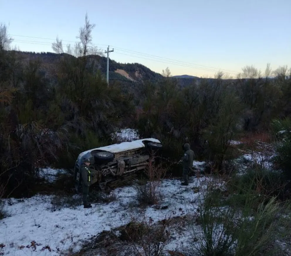 Volcó camioneta del INTA en la Ruta 40