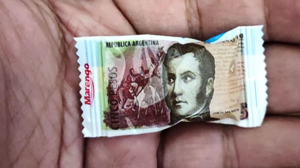 Una inesperada vuelta: los billetes de $5 se convirtieron en caramelos