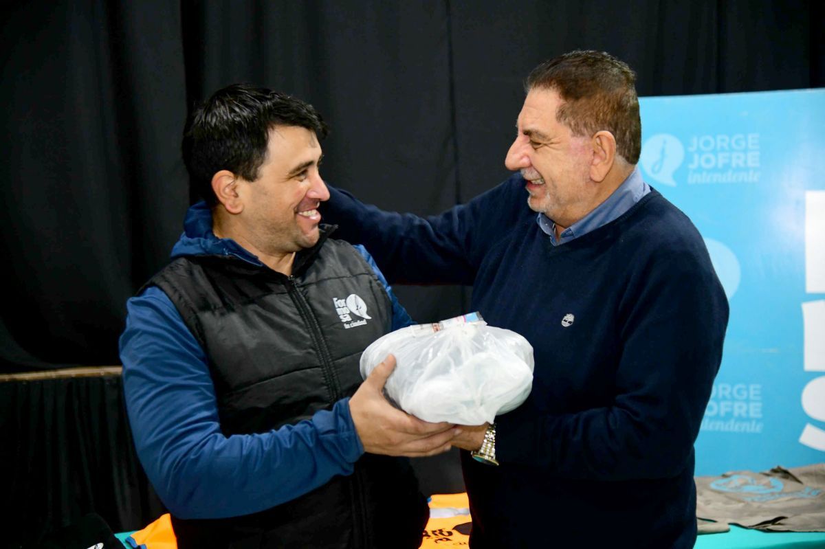 Jofré entregó indumentaria y elementos de trabajo a empleados y empleadas municipales