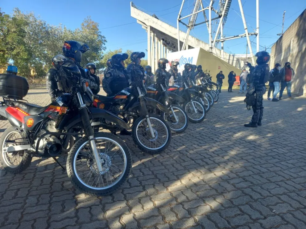 policía en la cancha