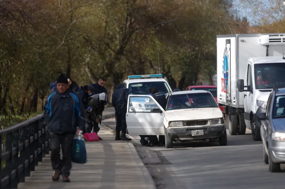Quiso escapar de un control y al ser detenido trató de apuñalar a un policía