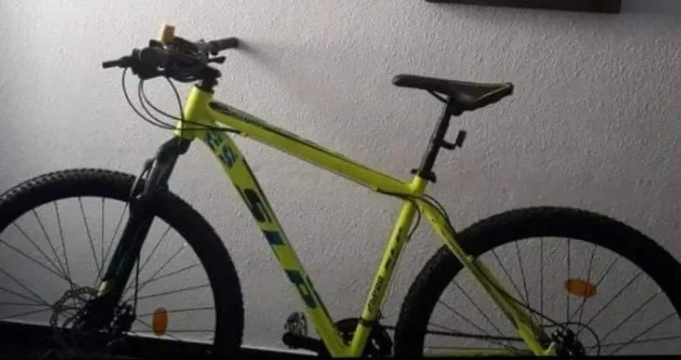 Les robaron las bicicletas a dos chicos adentro de la escuela