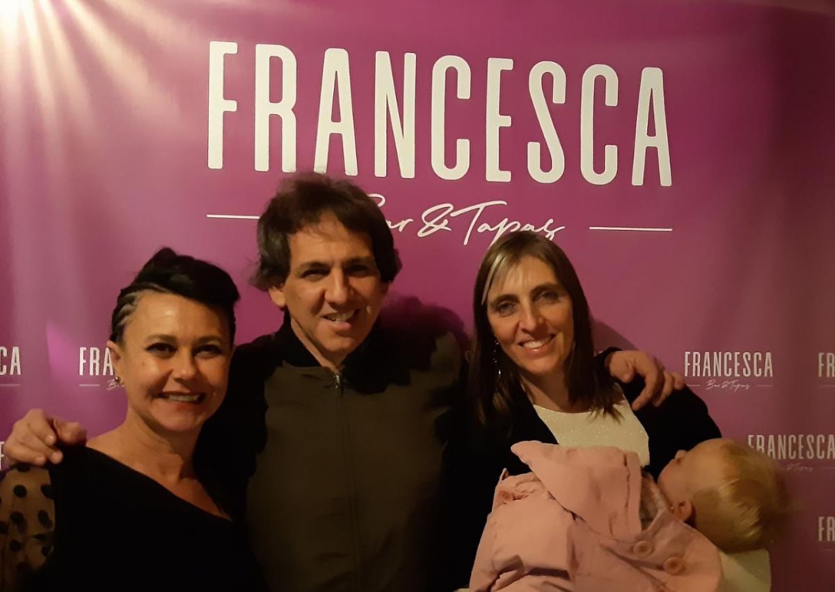 Los dueños de Francesca ( Maria Angela Odetto y Gonzalo Srur, junto a su mujer y su hijo)