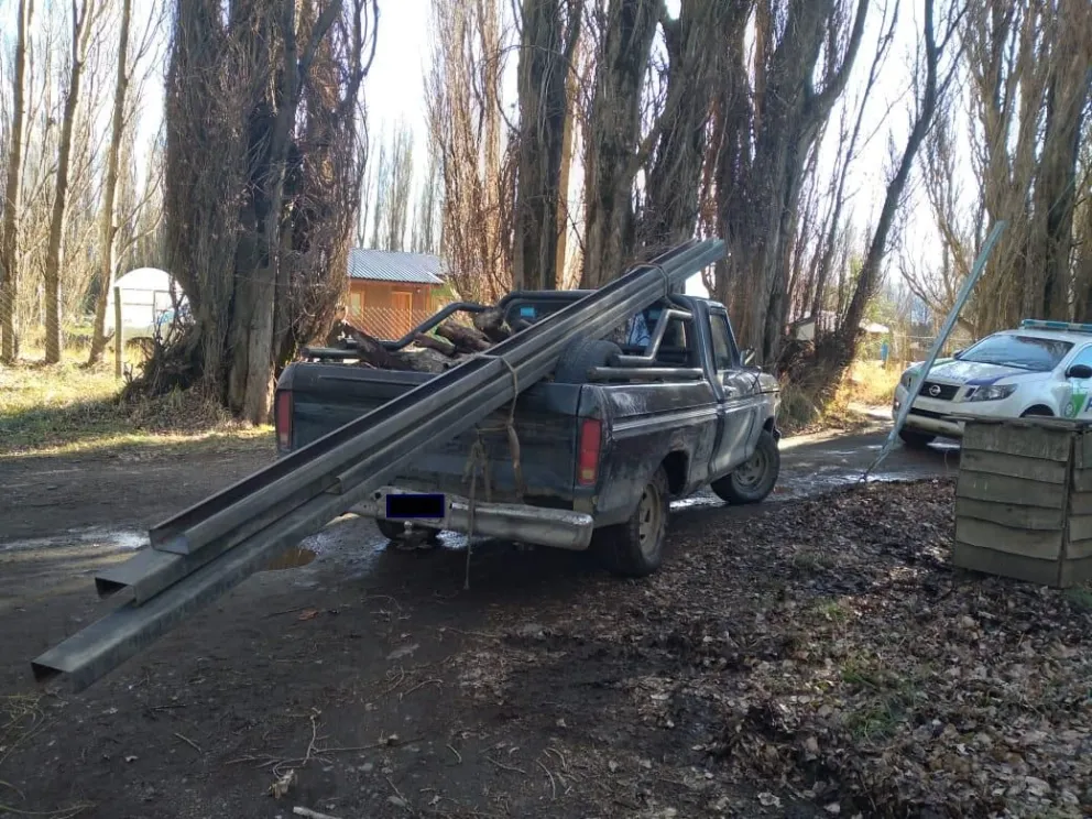 Sustrajeron materiales de construcción y fueron interceptados por personal policial