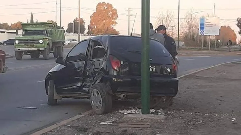 Una camioneta cruzó de carril en la avenida Perón y rompió un pequeño vehículo