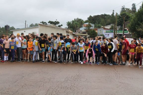 Más de 300 atletas, desafiaron el mal tiempo para participar de la Maratón Aniversario de San Pedro