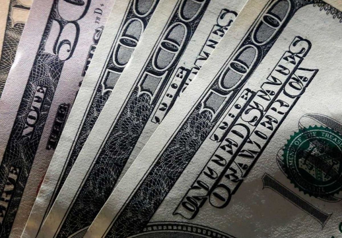 El dólar blue cayó cuatro pesos y frenó la suba de ayer