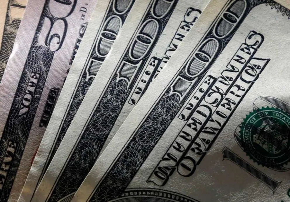 El dólar blue cayó cuatro pesos y frenó la suba de ayer