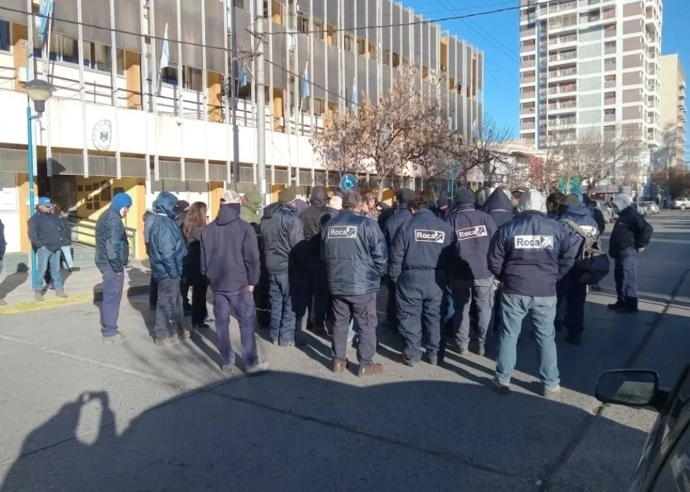 Trabajadores municipales se movilizaron al Municipio, no recibieron respuestas y prometen medidas más duras