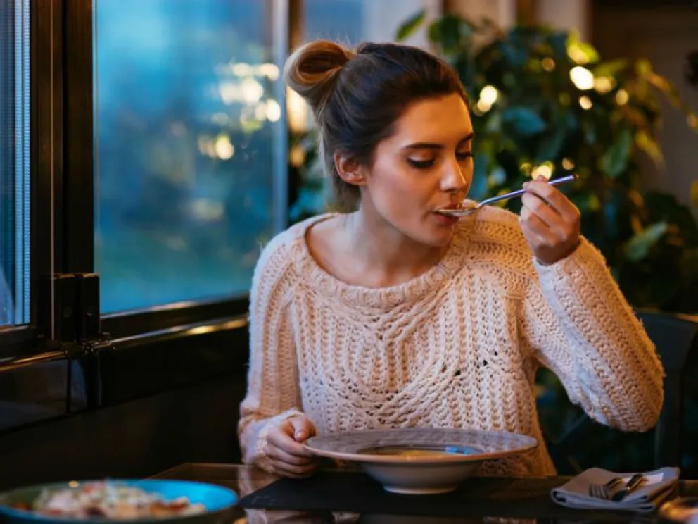 Hábitos saludables: a qué hora es conveniente cenar para bajar de peso