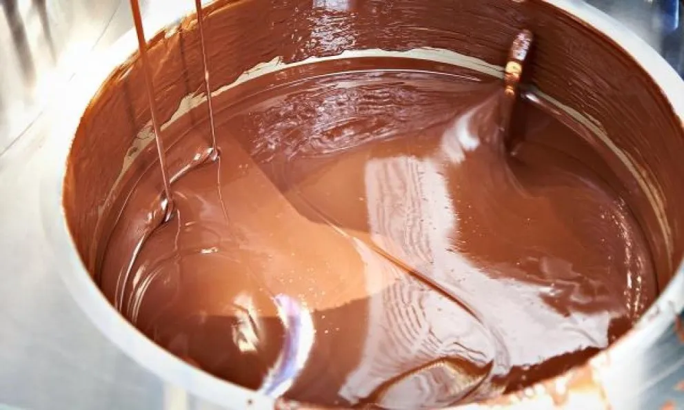 Dulce caída: cayeron adentro de un tanque de chocolate 