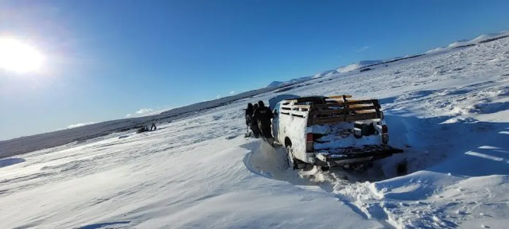 Gendarmería rescató a dos personas varadas por las fuertes nevadas en el límite internacional