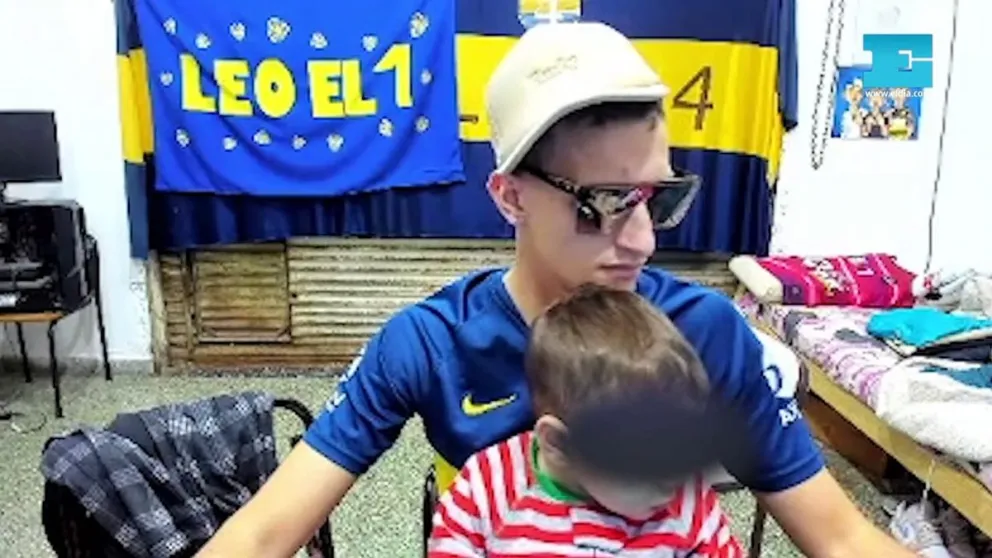 Insólito: un streamer pidió que se haga viral su video con un bebé fumando