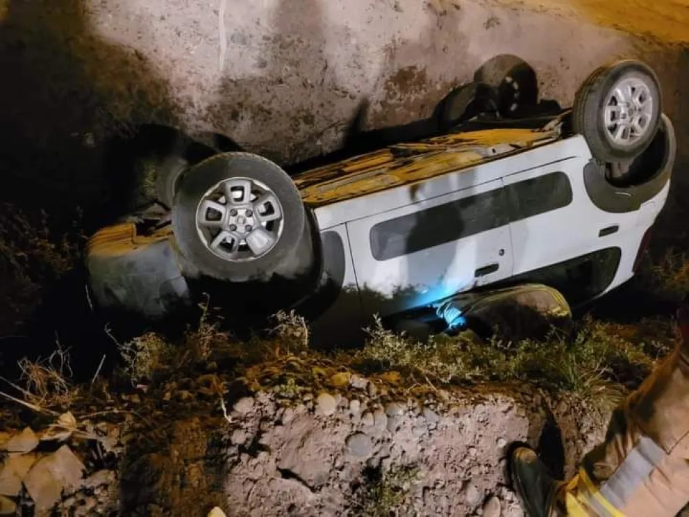 Derrapó mal y terminó dentro de un canal