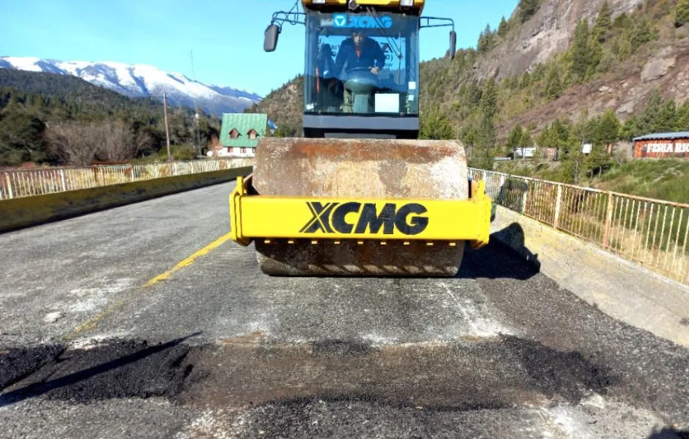 Realizan tareas de bacheo en ruta 40