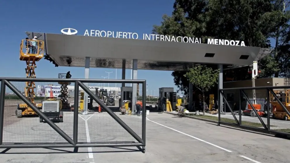 |VIDEO| Quiso hacer una broma en el aeropuerto y le arruinó el viaje a más de uno 