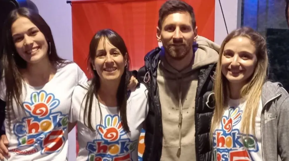 Lionel Messi sorprendió a todos cuando llegó a un cumpleaños infantil