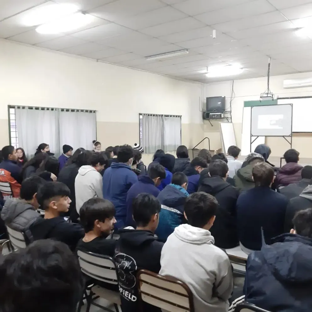 Jóvenes vulnerables en internet: Capacitaron a estudiantes en grooming