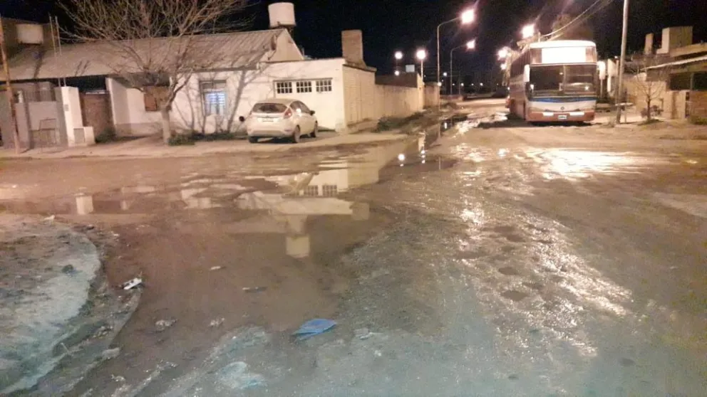 Les entra el agua de las cloacas en las casas y ya no saben qué hacer