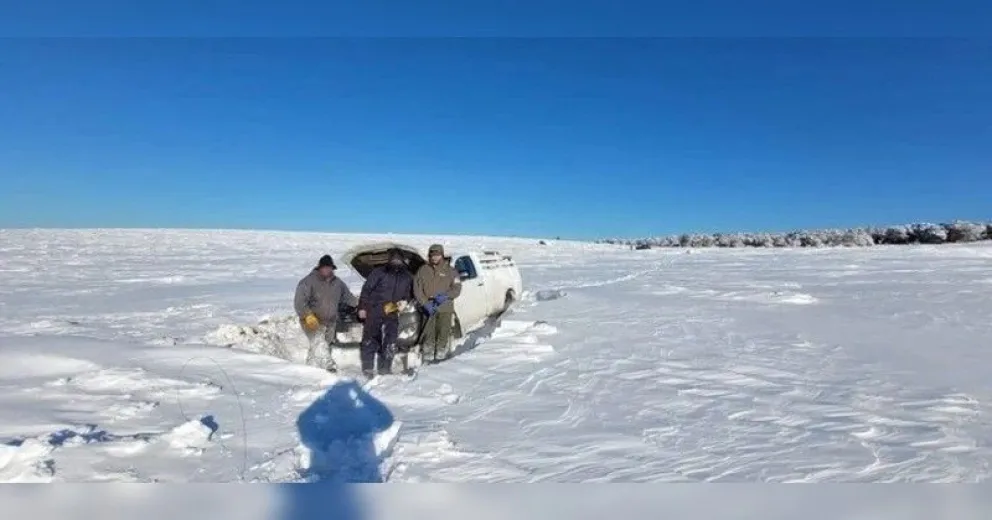 Estuvieron 20 horas atrapados en la nieve y fueron rescatados por Gendarmería