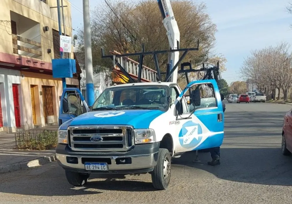 ¿Qué hacen las camionetas municipales en distintos puntos de la ciudad en los postes de alumbrado?