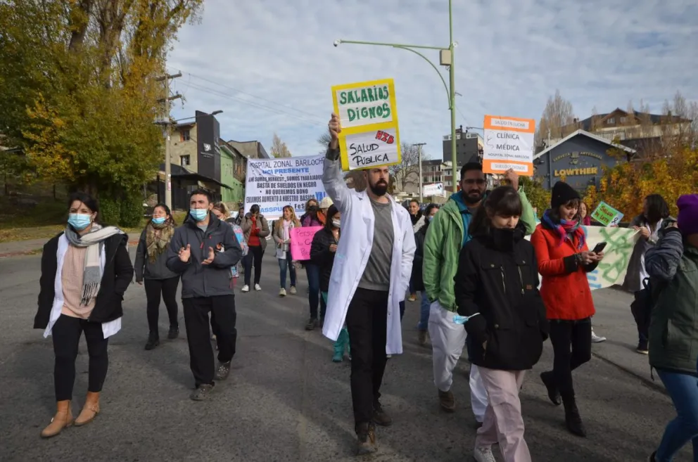 Multitudinaria marcha gremial: “no queremos aumentos en cuotas”
