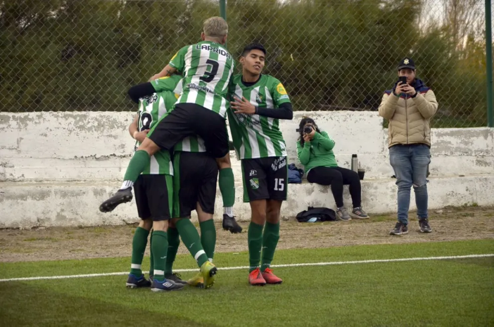 Histórica goleada de Laprida en el clásico