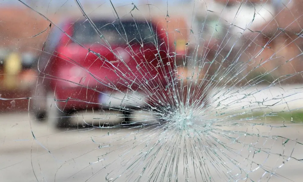 El choque de cada día: impactó con una camioneta y terminó contra el frente de una heladería 