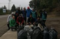 Un grupo de atletas se reunió para limpiar los senderos por los que entrenan