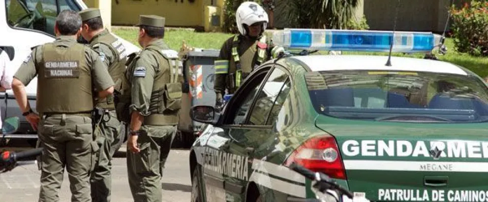 Duro golpe al contrabando: encontraron una carga millonaria de hojas de coca y cigarrillos 