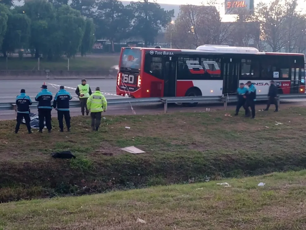 Se subieron a un colectivo para robar, pero dos pasajeros eran policías: hay un muerto