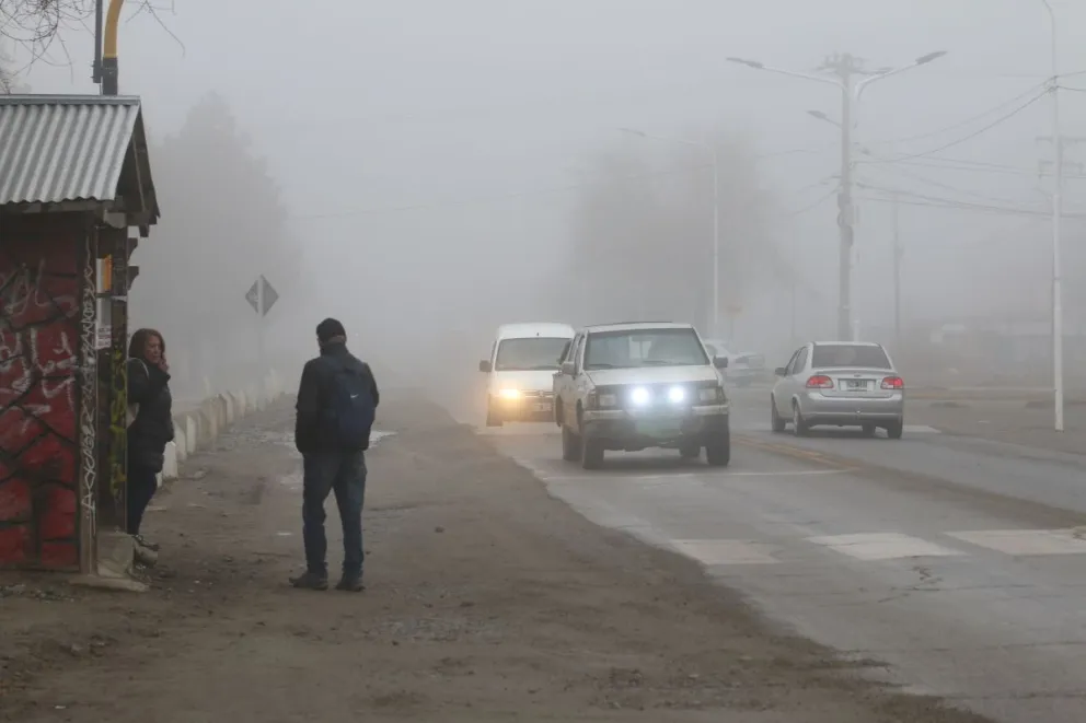 Así están las calles de Bariloche y rutas de la región por la niebla