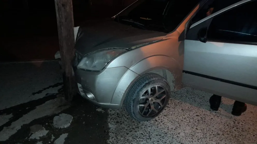Conducía alcoholizado y chocó contra un poste