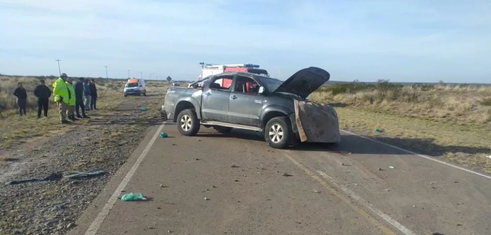 Una mujer murió aplastada al volcar una camioneta cerca de la balsa de Guardia Mitre