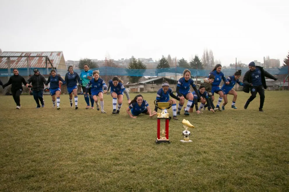 El Team tricampeón al grito de "el que no salta abandonó"