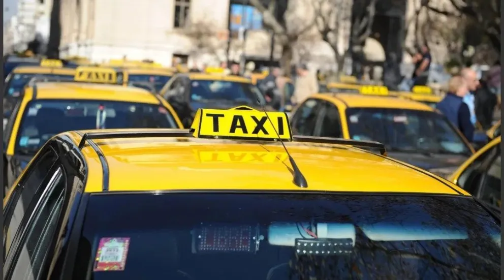 Un taxista se enojó y golpeó a una mujer por robarle el lugar