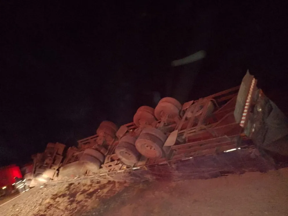 Un camión con bolitas plásticas volcó y perdió su carga en la ruta 3