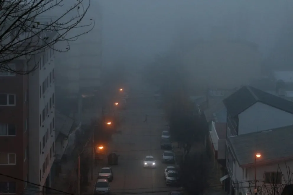 Nuevamente una densa niebla envuelve a la ciudad y genera complicaciones 