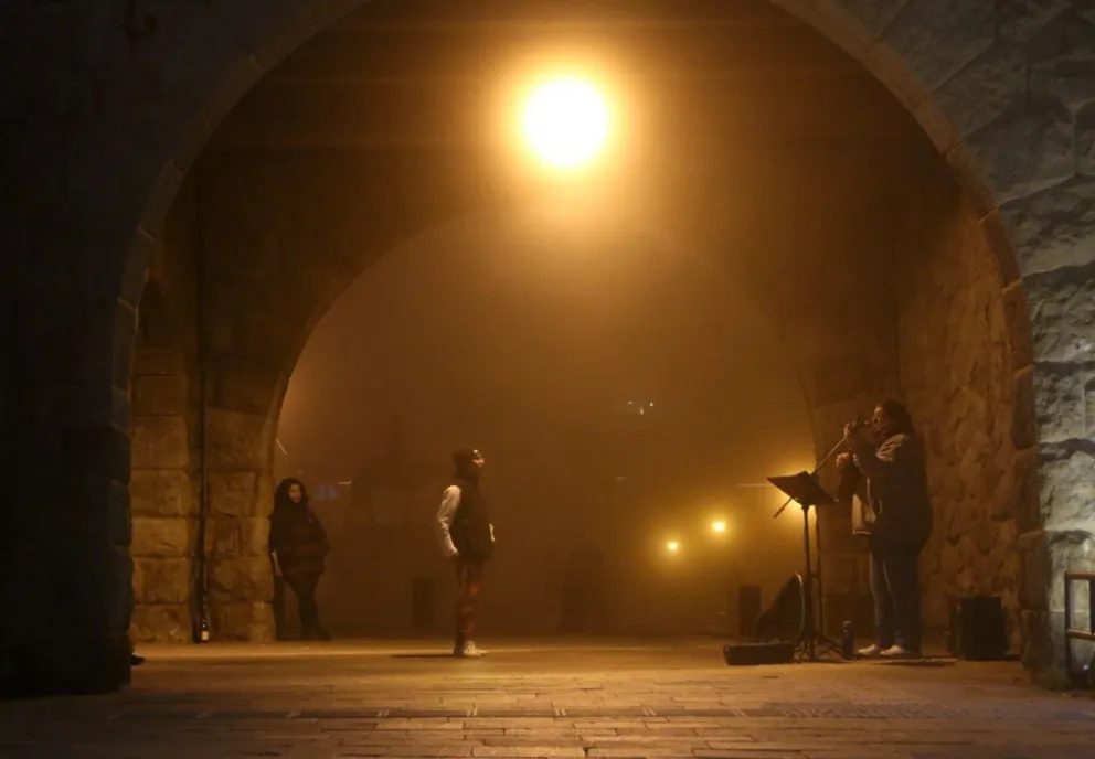 La neblina dejó postales del centro barilochense con un toque gótico 
